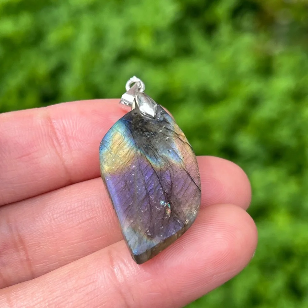 Sterling silver 925 flashy purple labradorite‎ leaf pendant 1689